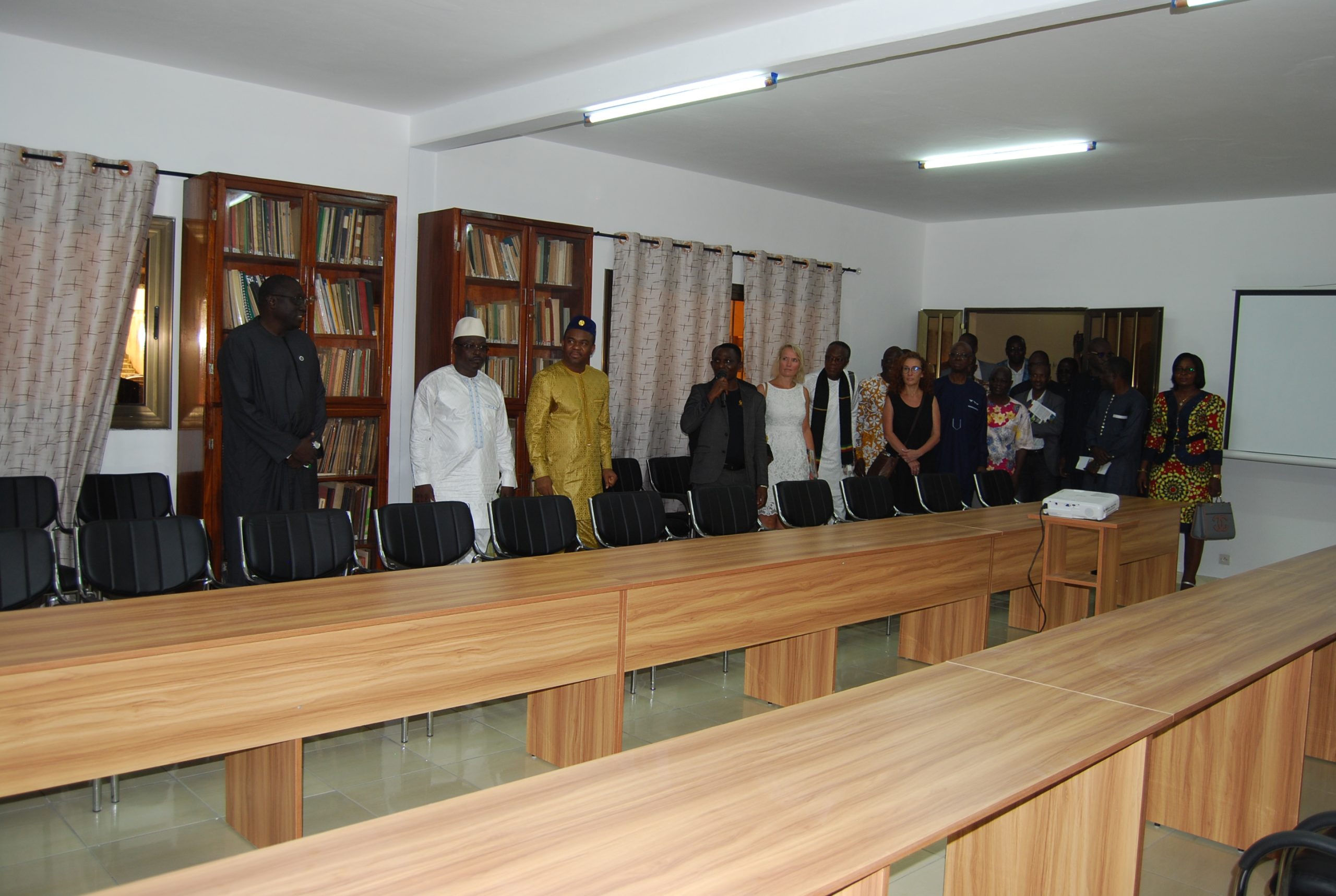 Des officiels a la salle de conference site scaled