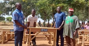 Atop.tg Don de kits scolaires aux enfants demunis de Sanfatoute et de tables bancs au lycee de Tidonte 2