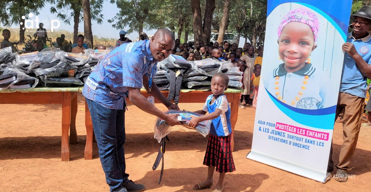 Atop.tg Don de kits scolaires aux enfants demunis de Sanfatoute et de tables bancs au lycee de Tidonte