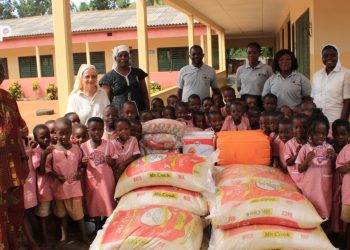 La FMH offre des vivres aux enfants de l’hôpital sœurs de la providence de Kouvé