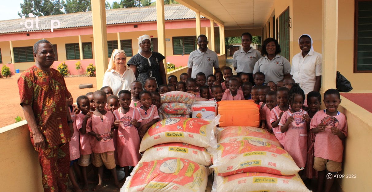 Atop.tg La FMH offre des vivres aux enfants de lhopital soeurs de la providence de Kouve