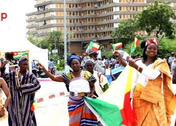 Promotion du textile africain : la parade internationale des tenues traditionnelles ouvre la 8e édition du SITA