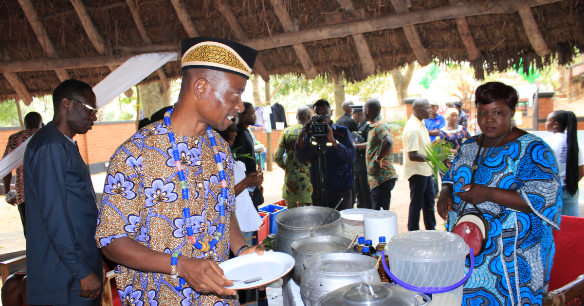 atop.tg M. Hounakey AKakpo deguste un repas local