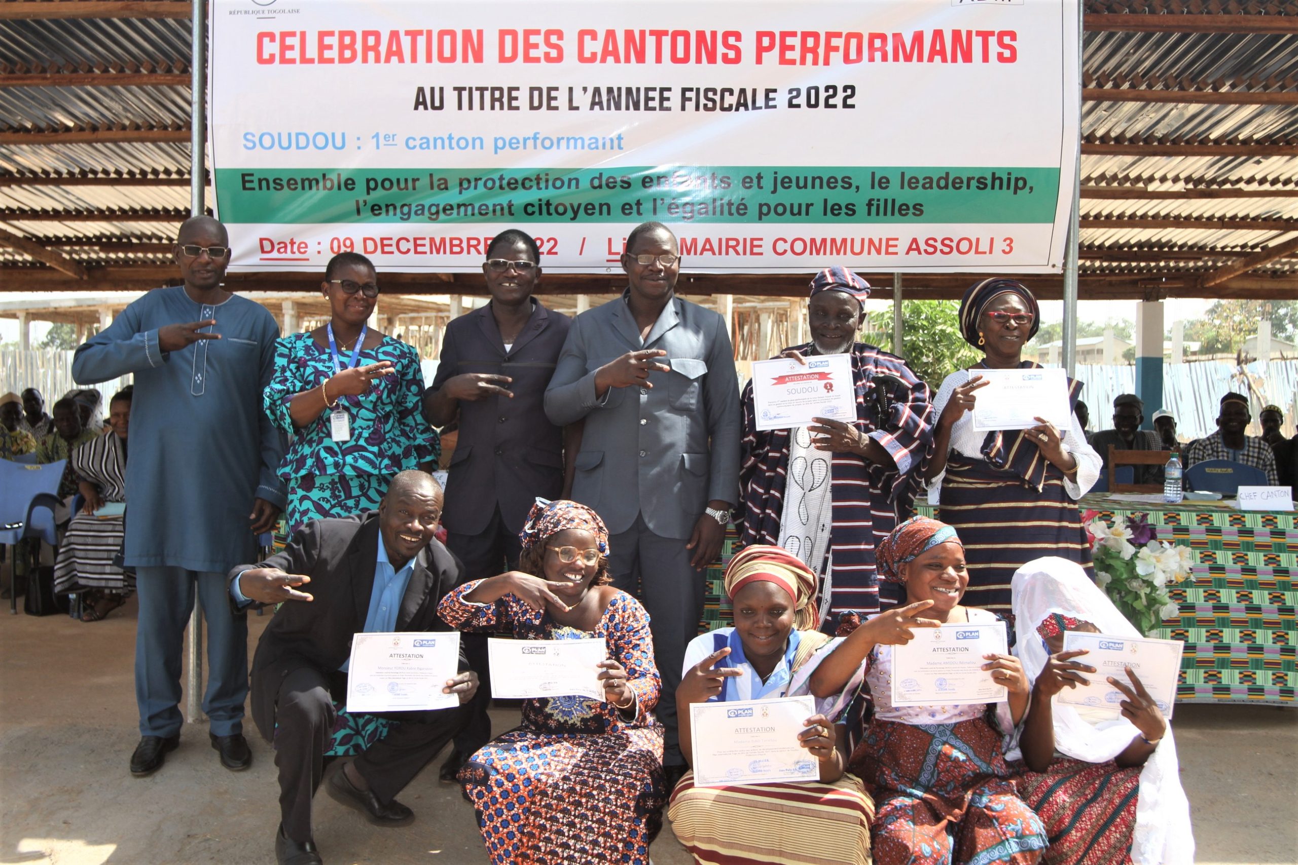 3 Photo densemble des autorites du Chef de Canton des membres de COGEP et leur attestation. scaled