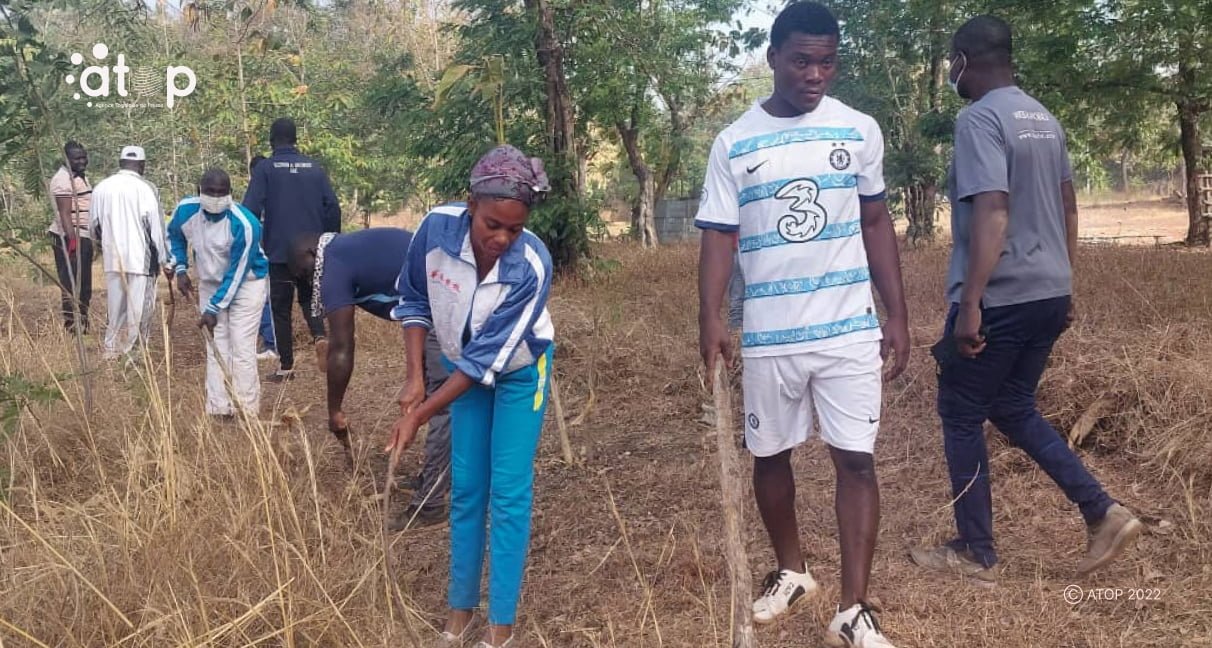 Atop.tg la jeunesse du parti UNIR fait des pare feux sur le site de reboisement de la commune de Tchamba 1