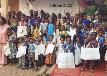 Fêtes de fin d’année :  l’association « Mianon » fait don de repas aux enfants vulnérables des Lacs