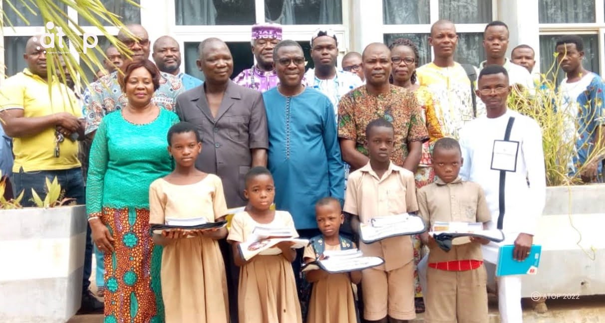 Atop.tg des fournitures scolaires aux enfants necessiteux a kpeme et Hahotoe