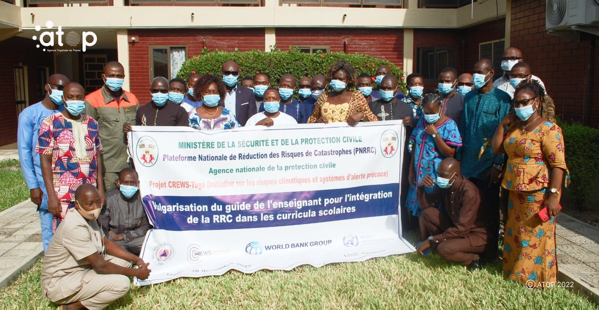 Atop.tg des inspecteurs et enseignants en formation sur le guide de lenseignant