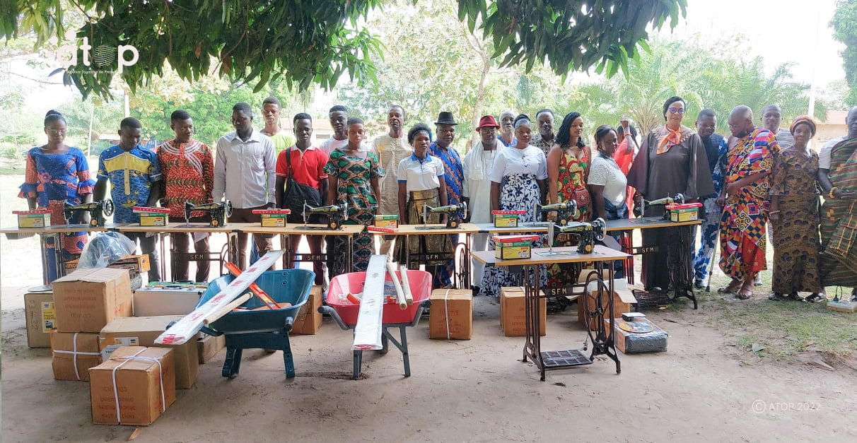 Kpélé/ Insertion professionnelle : des jeunes en fin d’apprentissage beneficient de kits de travail 1 Atop.tg des jeunes en fin dapprentissage beneficient de kits de travail