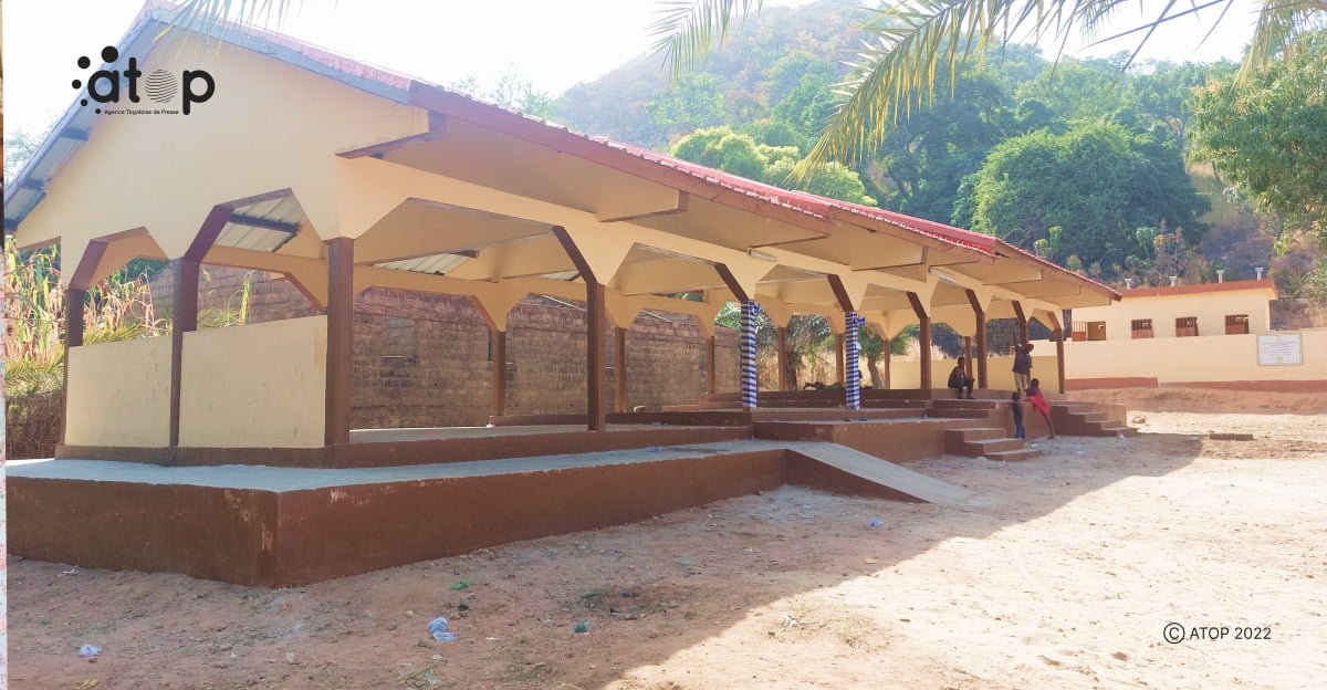 Atop.tg deux hangars modernes et des latrines receptionnes au marche de Kabou sara