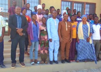 Atop.tg lassociation Youth Awake Togo sensibilise les jeunes filles apprenties a Dapaong