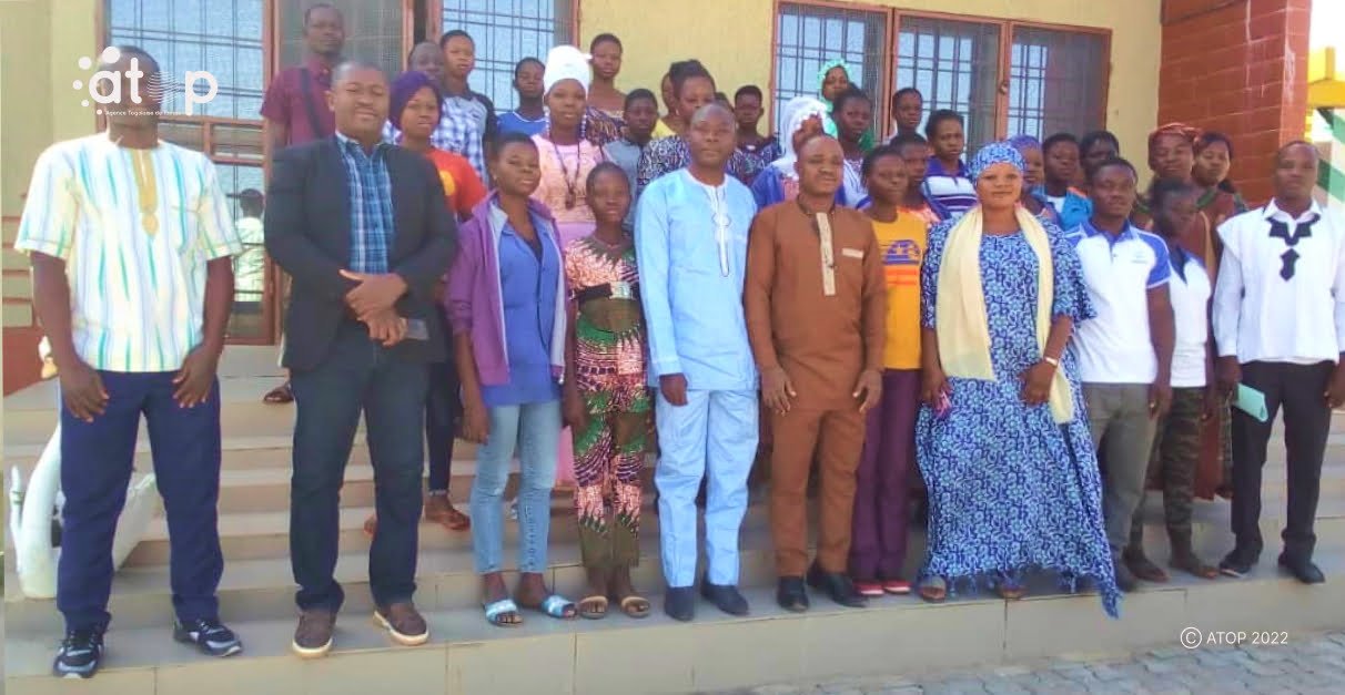 Atop.tg lassociation Youth Awake Togo sensibilise les jeunes filles apprenties a Dapaong
