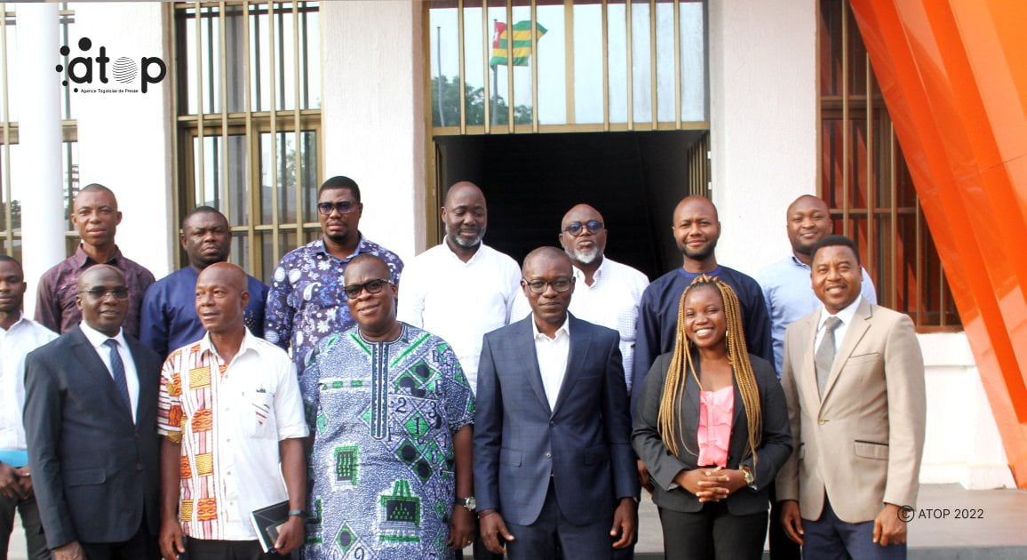 Le ministre Ayewouadan 3eme de la droite 1er plan a pose avec les participants