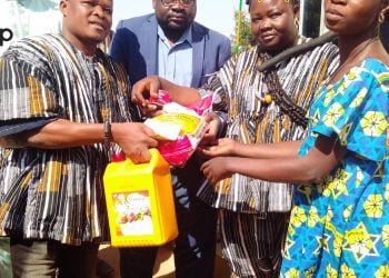 Cinkasse/cadeaux de fin d’année aux nécessiteux : Nana Signoini Abou fait don des vivres au canton de Biankouri