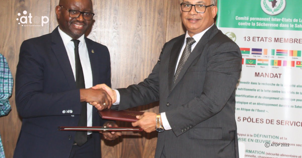 Coopération regionale pour un développement durable : la BOAD et le CILSS signent un accord de partenariat 1 atop.tg Echange de documents entre M. Cassama a gauche et Dr. Mohamadou