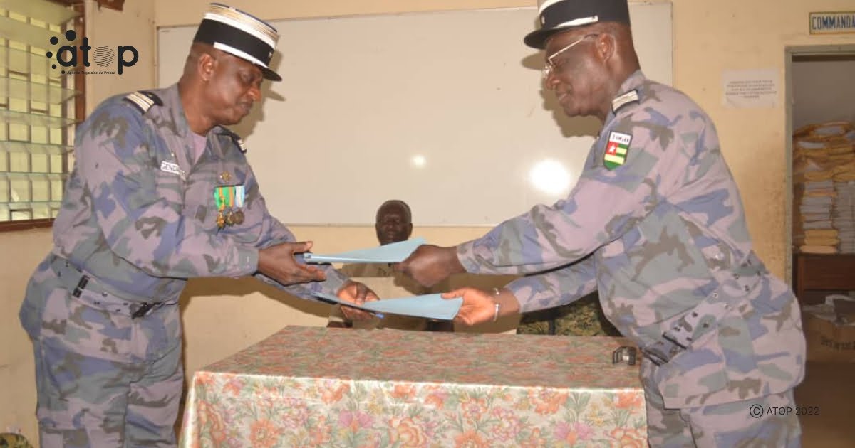 atop.tg Echange de proces verbaux entre le commandant sortant en lunettes a droite et le nouveau