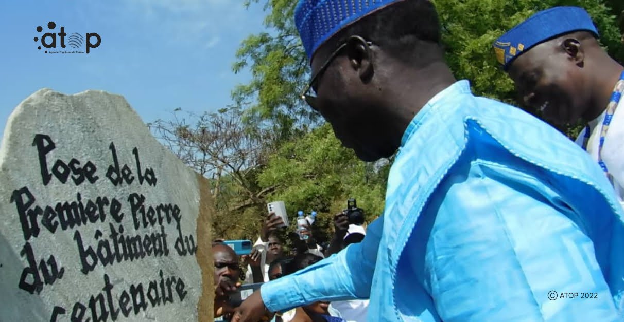 atop.tg Les ministres Foli Bazi et Hodin posant la premiere pierre du batiment du centenaire