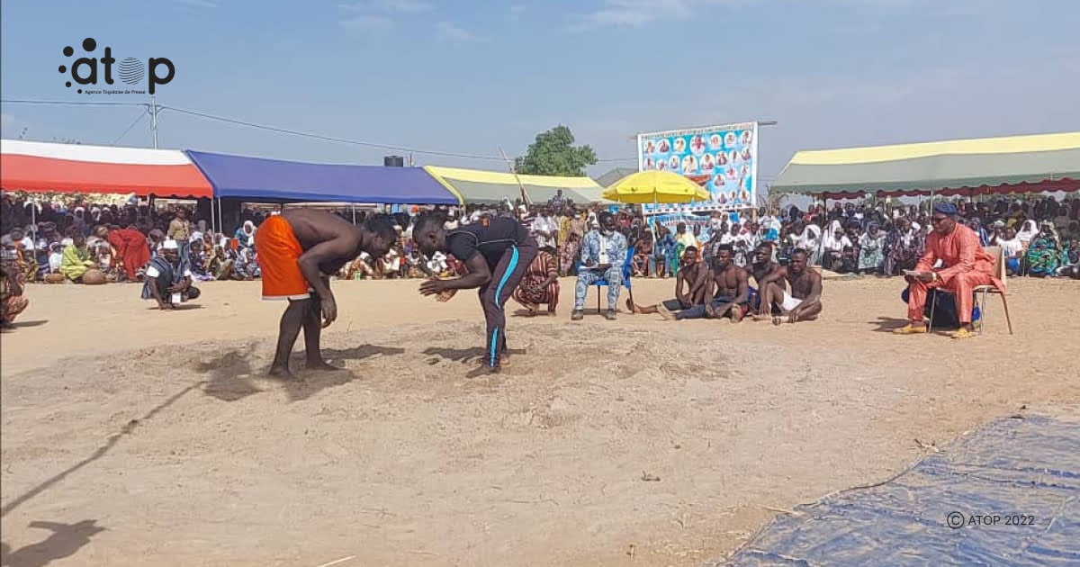 atop.tg une demonstration de lutte traditionnelle pratiquee au benin