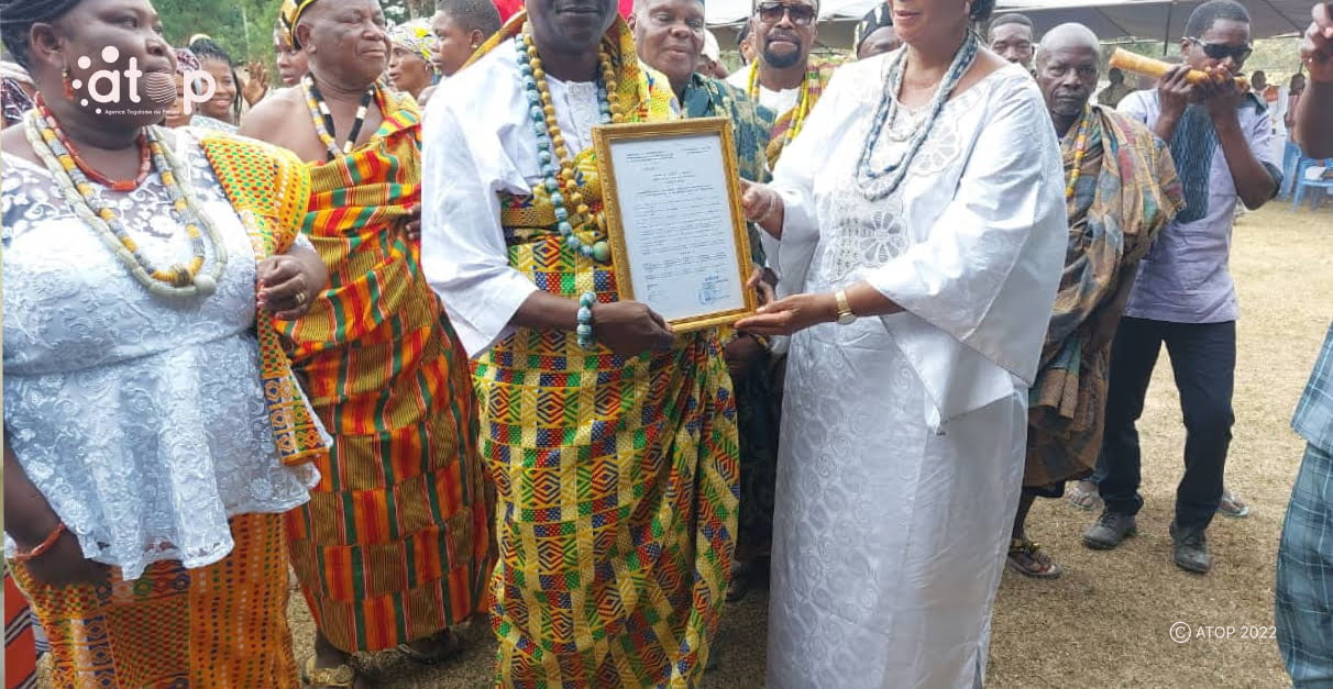 le Prefet de Kpele Blewoussi remet l arrete de reconnaissance a Togbui Hlo II