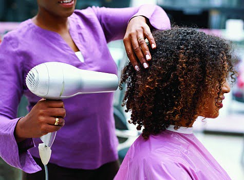 Atop.tg Helene une coiffeuse hors du commun