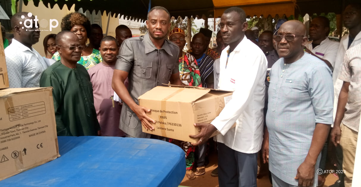 Amou/ Santé : le député-maire Gnassingbé offre du matériel médical au CMS de Hihiéatro 1 Atop.tg le depute maire Gnassingbe offre du materiel medical au CMS de Hihieatro