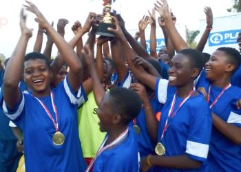 Promotion des droits des filles par le football:  les filles du lycée Kparatao enlèvent la coupe du gala inter clubs