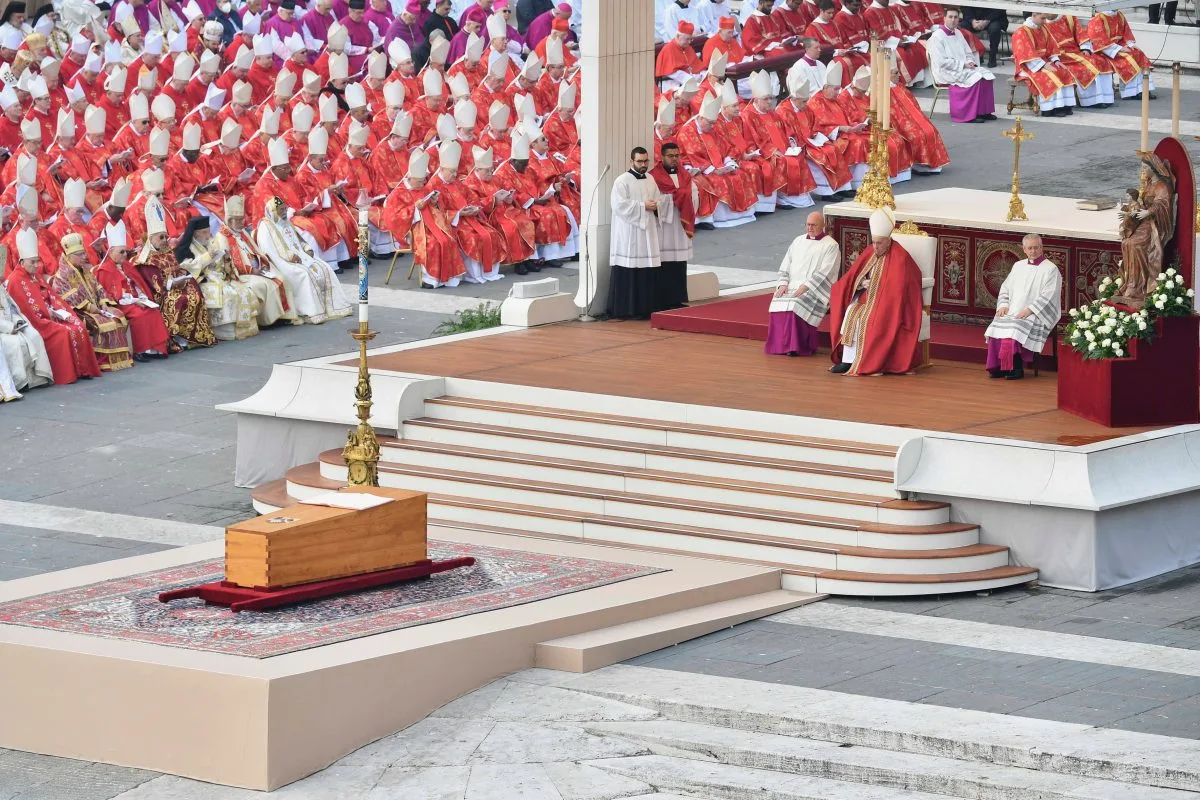 Le chef de l'Etat, Faure Gnassingbé assiste aux obsèques de Benoît XVI à Rome 1 Funeral mass of Pope Emeritus Benedict XVI Foto Messa Esequiale 1 e1672928969286