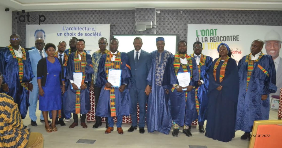 Ogou/ architecture et urbanisme : trois nouveaux architectes ont prêté serment 1 La famille des architectes a la ceremonie