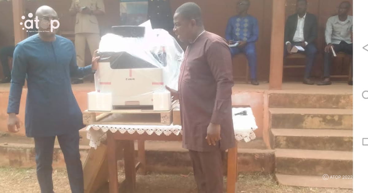 Le ministre Kokoroko a gauche remettant le don au proviseur du Lycee des deux Nyogbo