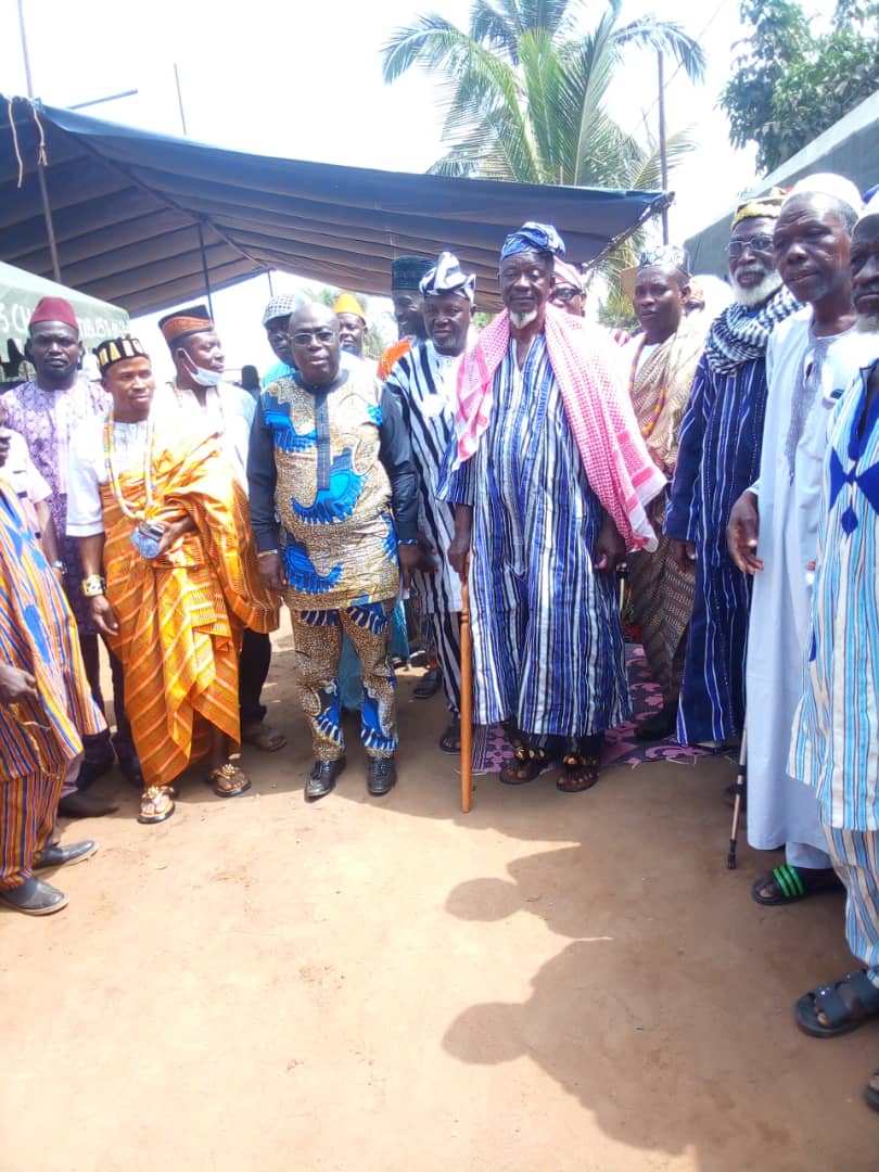 M. Alassani tenant une cane et les autorites locales.
