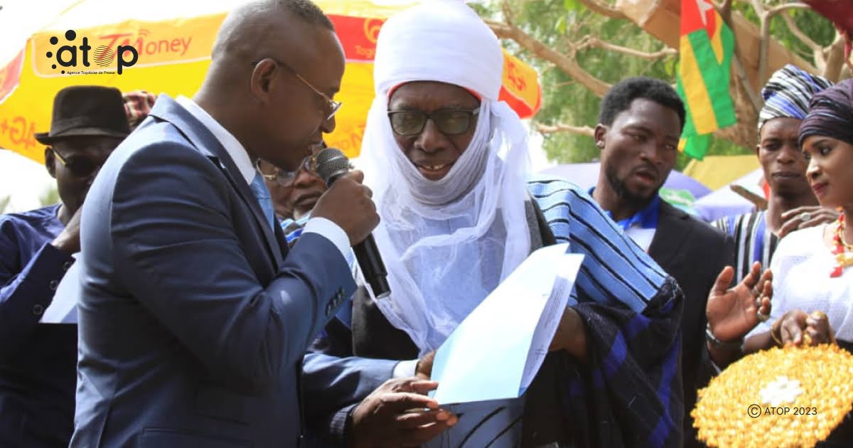 Tchaoudjo/chefferie traditionnelle : le nouveau chef spirituel de Didaourè confirmé dans ses fonctions 1 atop.tg Malou Ouro Zato Tchadjei a droite recevant larrete