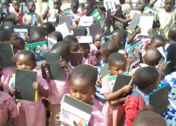 Sotouboua : des kits scolaires aux élèves de l’EPP Kaniamboua