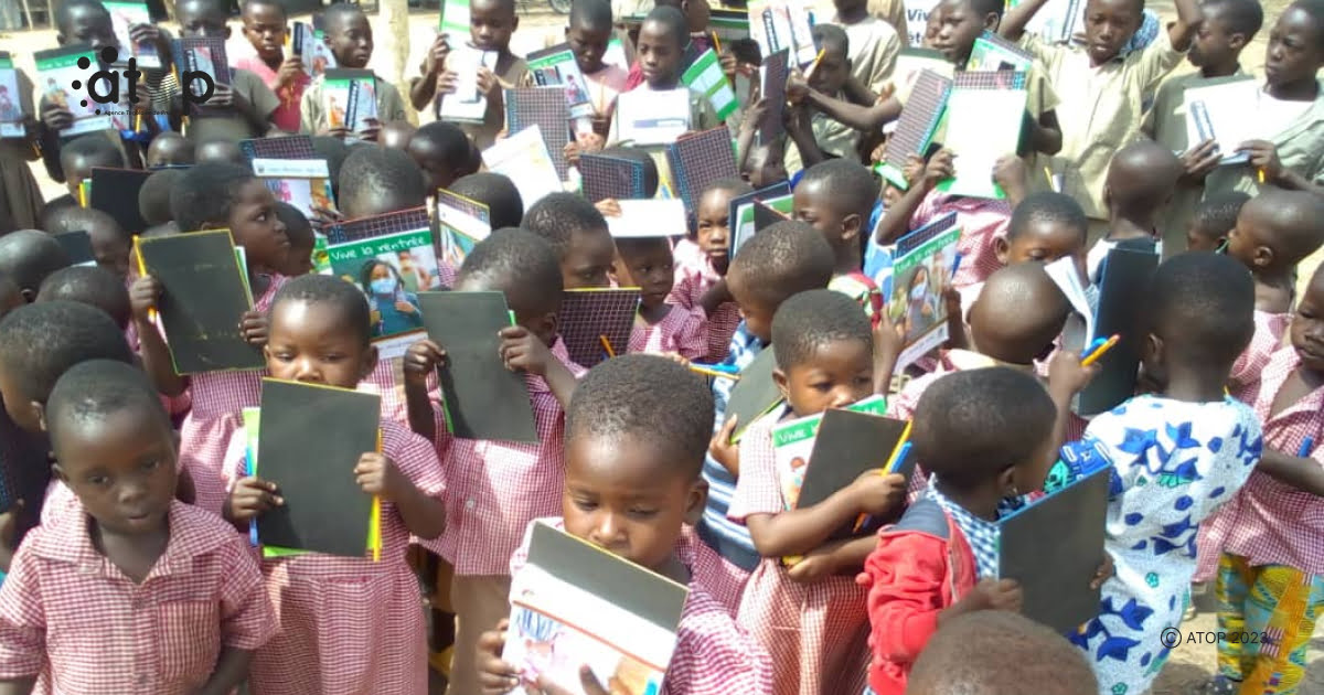 atop.tg Une vue partielle des enfants avec les kits