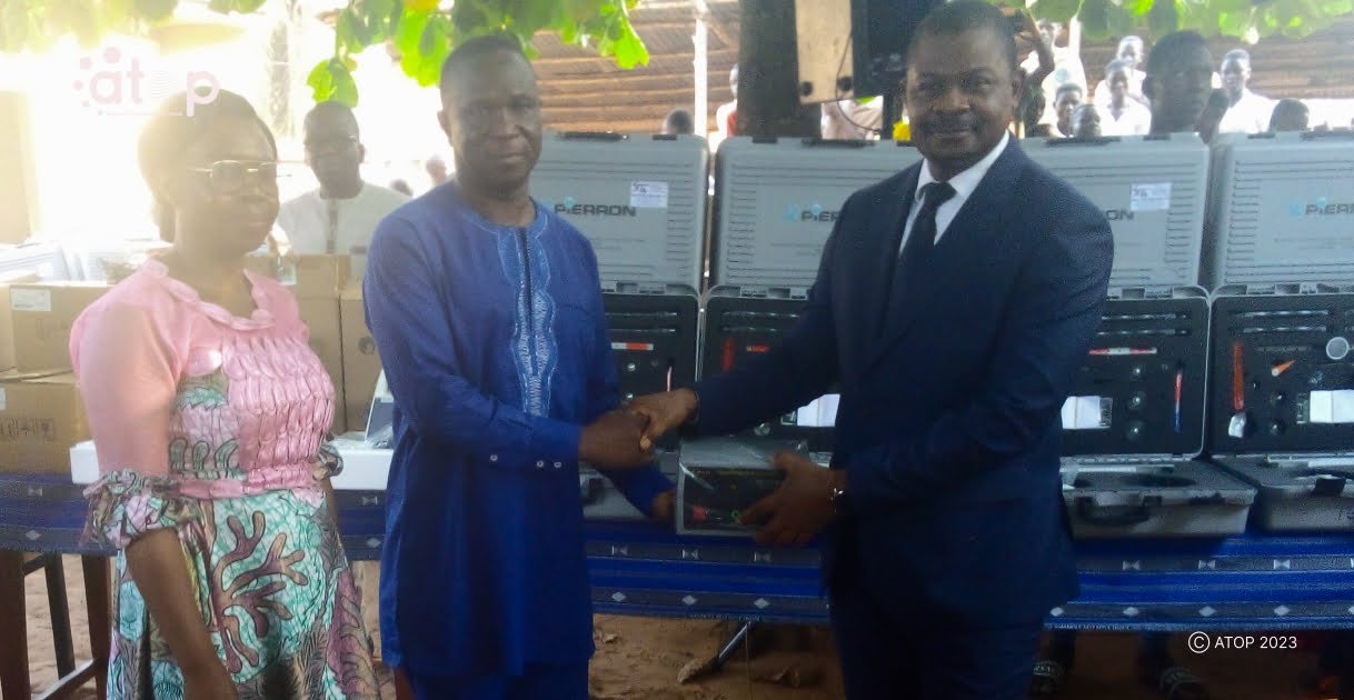 Atop.tg La distribution du materiel de sciences experimentales aux colleges publics demarree