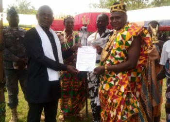 Ave /  le chef du village de Yopé reçoit officiellement son arrêté de reconnaissance