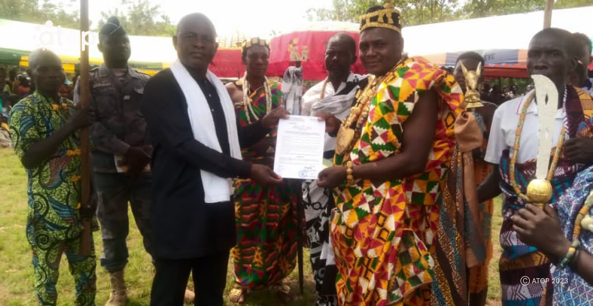 Atop.tg le chef du village de Yope recoit officiellement son arrete de reconnaissance