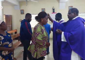 Réligion/ les catholiques démarrent le carême par l’imposition des cendres