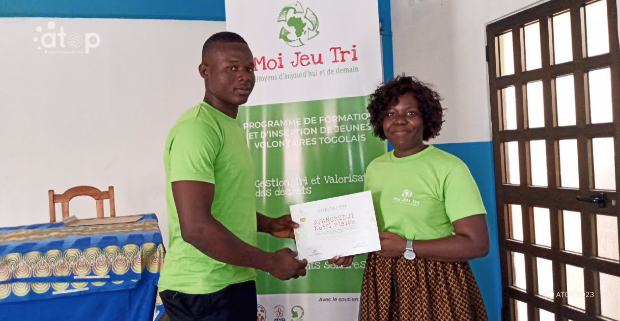 Vo/ Assainissement et AGR : six jeunes volontaires reçoivent leur attestation de fin de formation 1 Atop.tg six jeunes volontaires recoivent leur attestation de fin de formation