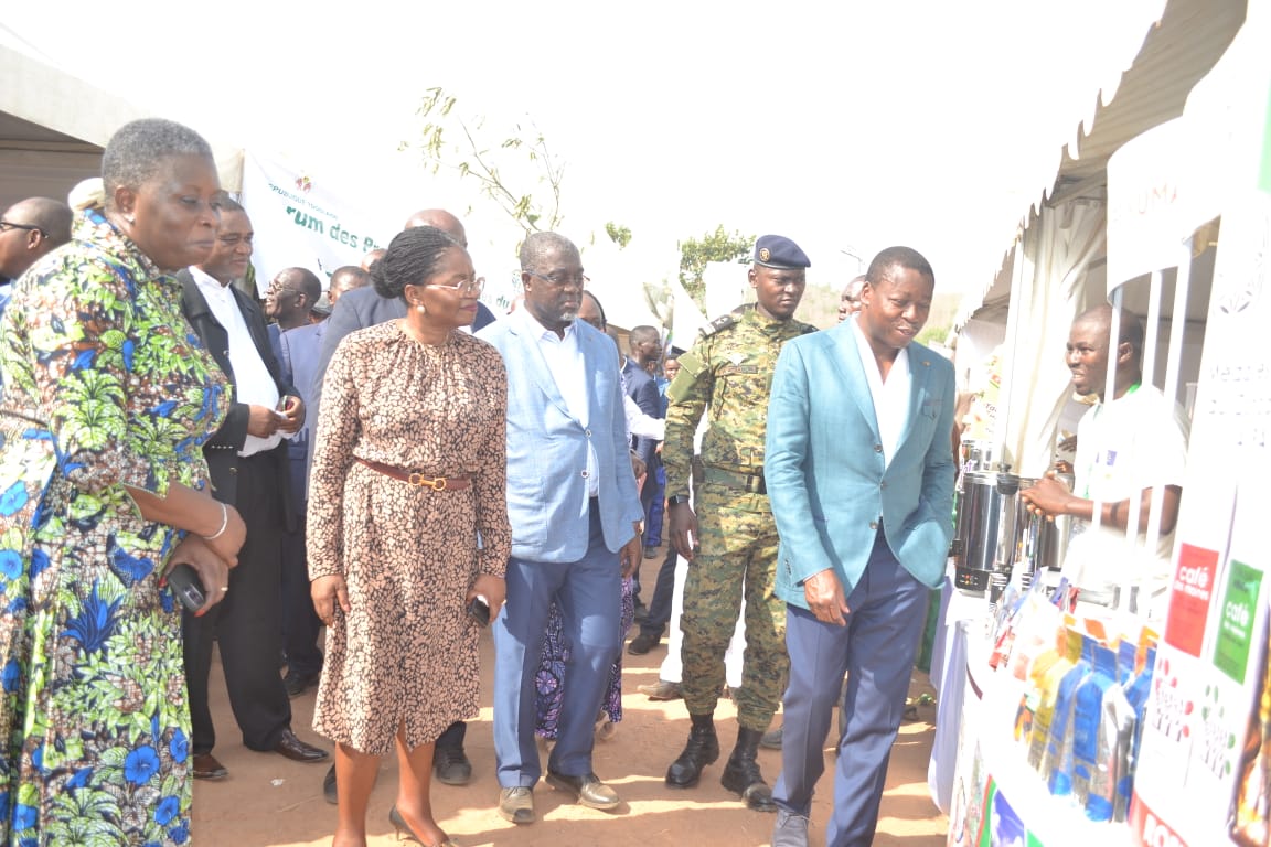 Apothéose FOPAT-Plateaux : des recommandations et engagements pris présentés au chef de l’Etat Faure Gnassingbé 1 Le president Faure visite les stands