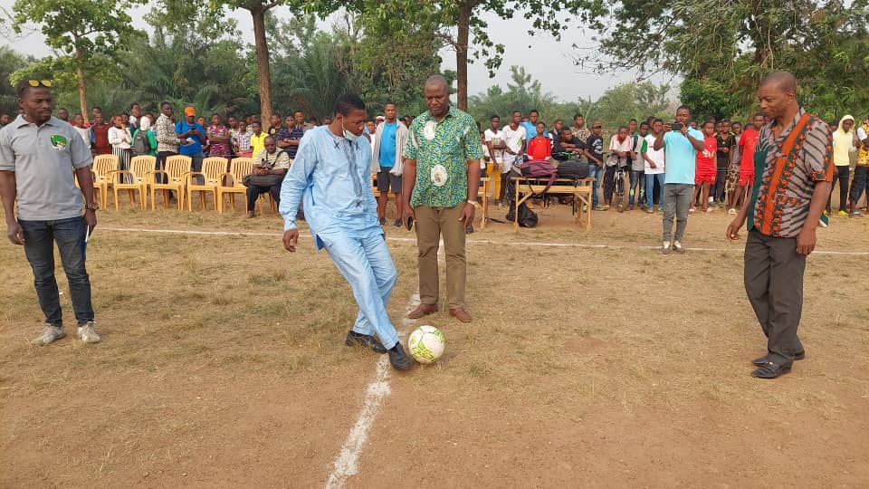 Les proviseurs donnent le coup denvoi des matches sur le terrain du CRETFP