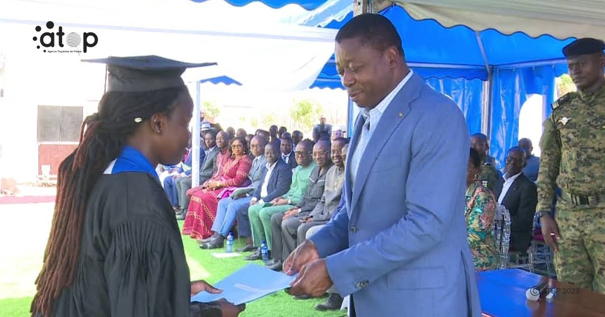 atop.tg Le chef de lEtat remet un diplome a une recipiendaire