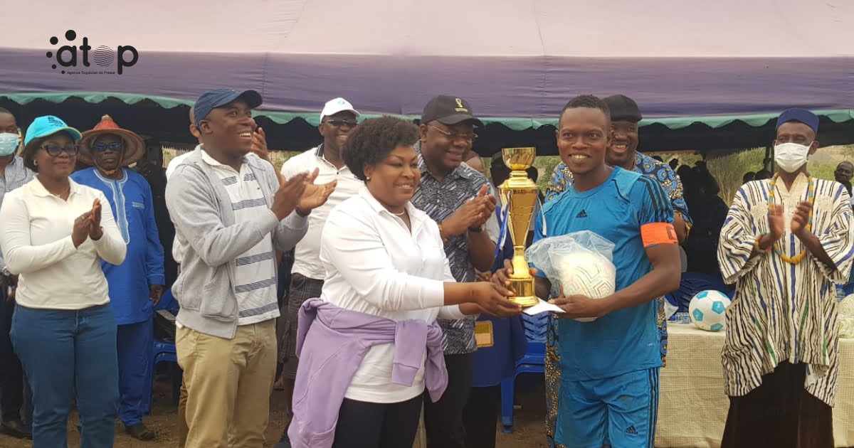 atop.tg Mme Memounatou remettant le trophee au capitaine de lequipe victorieuse