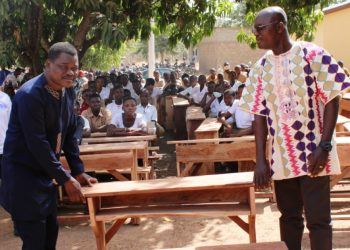 Education : la distribution des tables-bancs dans la Kara lancée à Guérin-Kouka