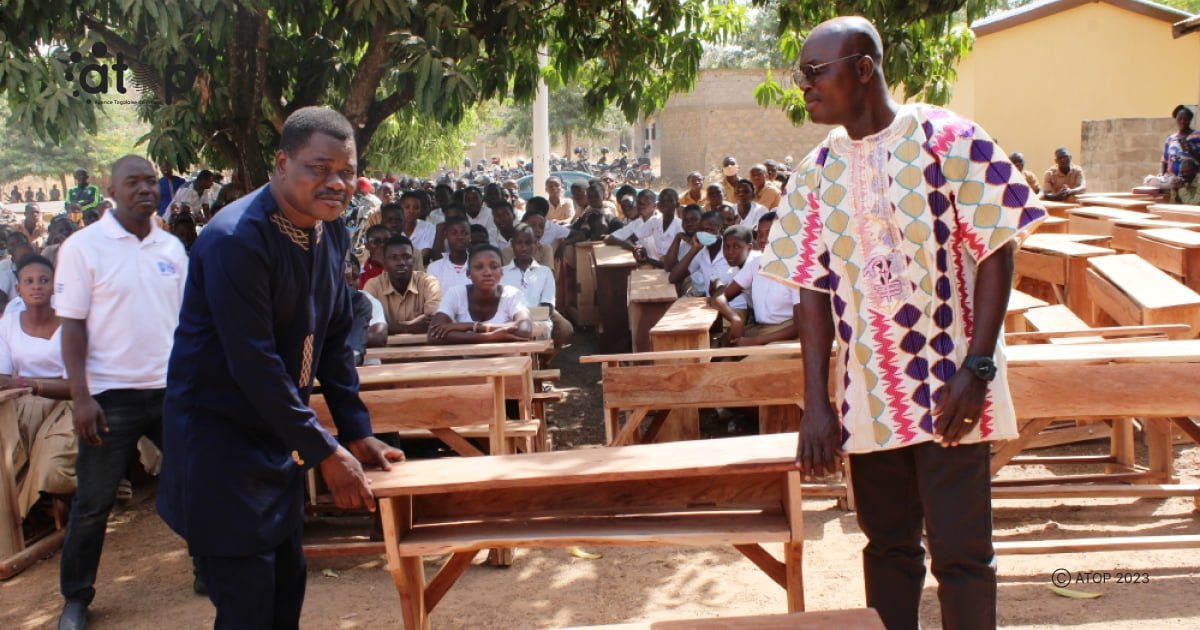 atop.tg Remise symbolique des tables bancs par le DRE Gnonegue Kodjo au prefet de Dankpen