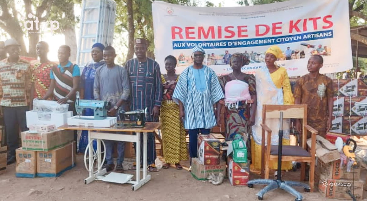 Atop.tg 87 volontaires artisans de la centrale ont beneficie de kits dinstallation