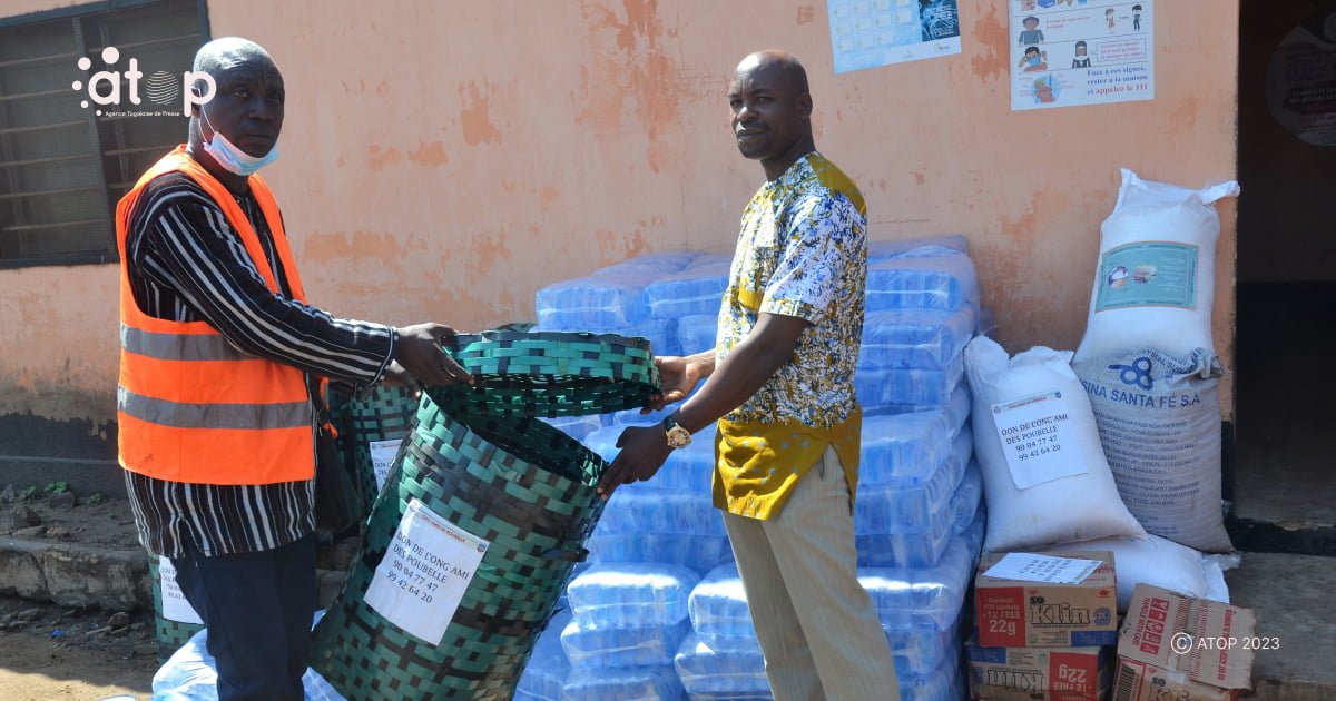 Atop.tg LONG ami des poubelles fait un don a la prison civile de Lome