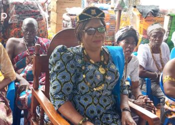 Mama Sika Awo fait don de vivres et non vivres à la population d’Agou