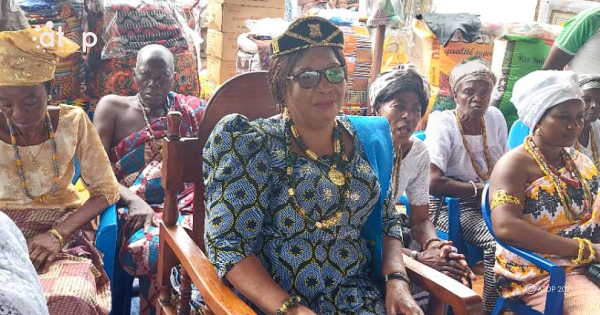 Atop.tg Mama Sika Awo fait don de vivres et non vivres a la population dAgou