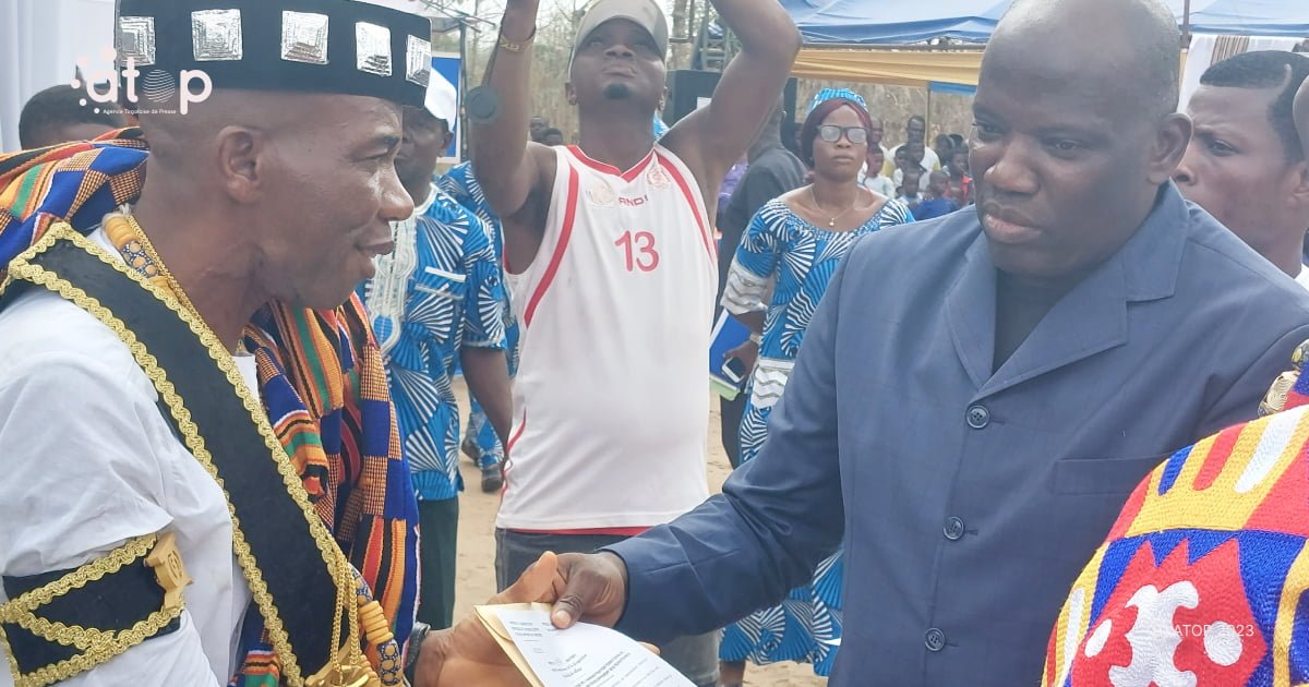 Atop.tg Togbui Sodjehoin Abotchi Houngbeke 1 recoit son arrete ministeriel