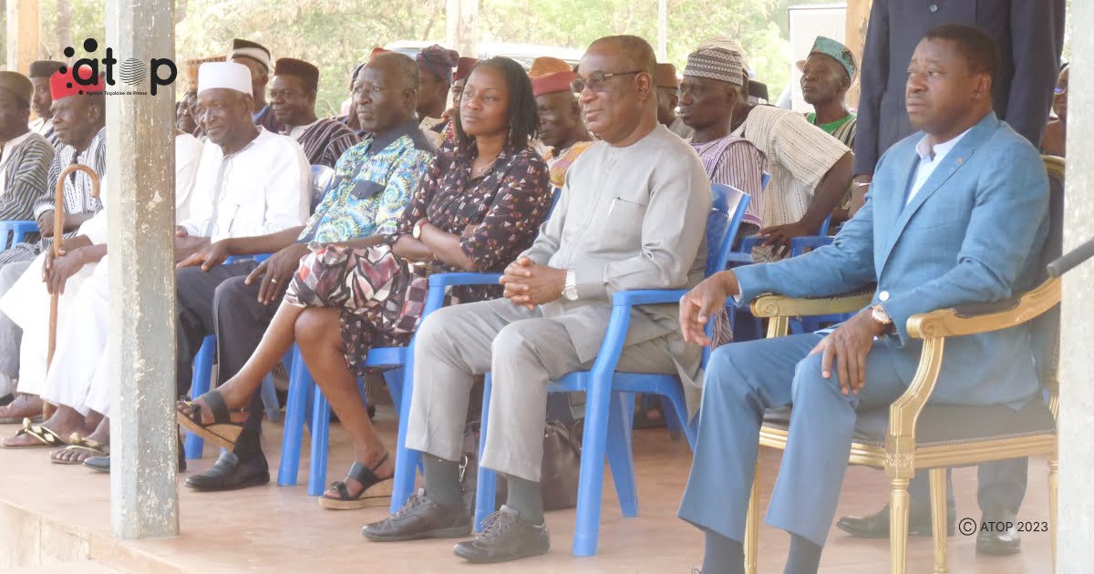 Atop.tg le chef lEtat assiste a la danse des chasseurs a Pya Hodo